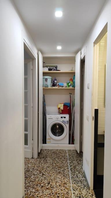 רומא Cozy Apartment Near The Colosseum מראה חיצוני תמונה